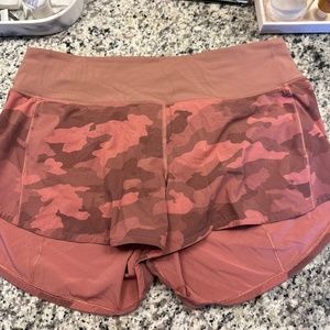 Lululemon Mid rise speed up shorts 4”